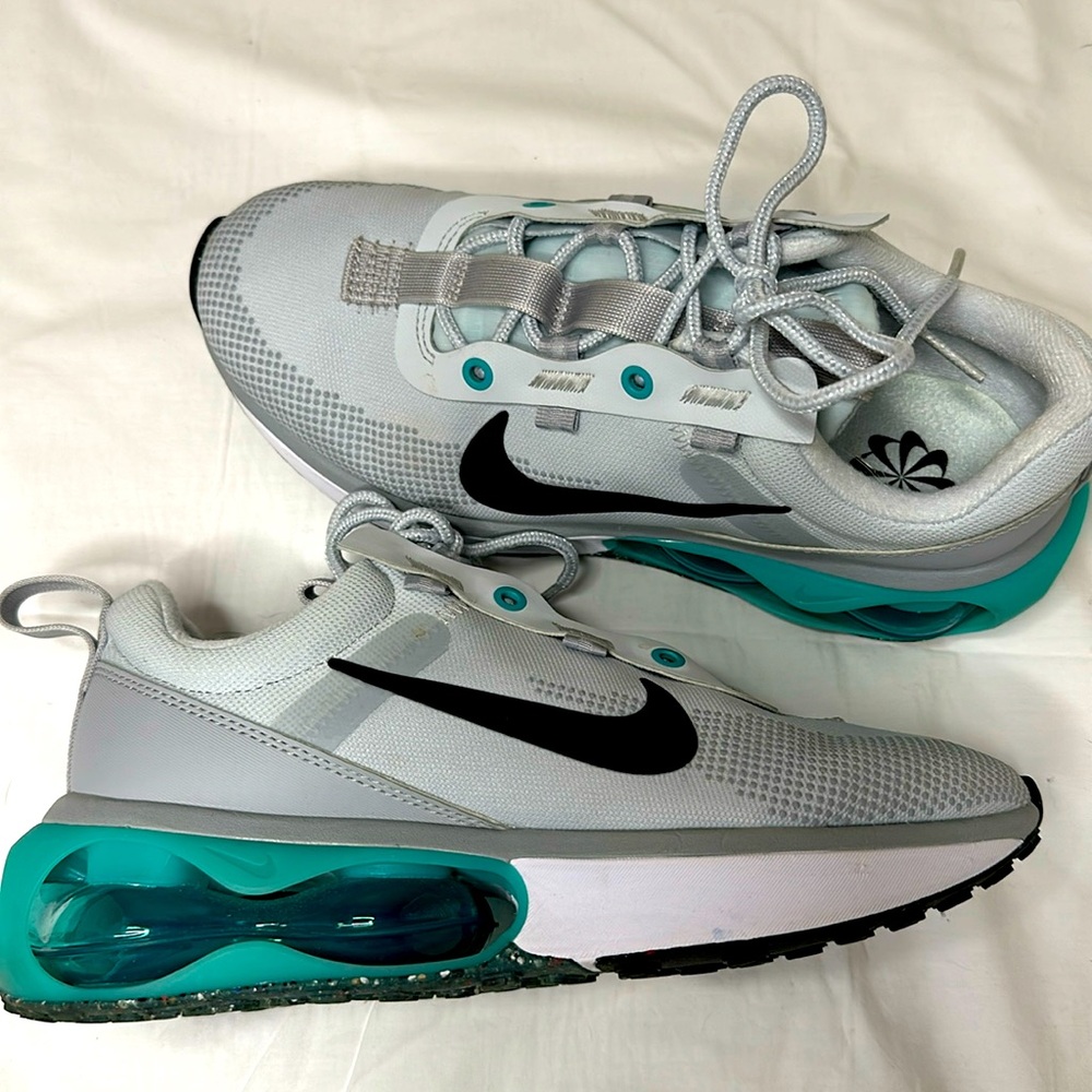 Brand NEW Women’s Nikes (USA 9)